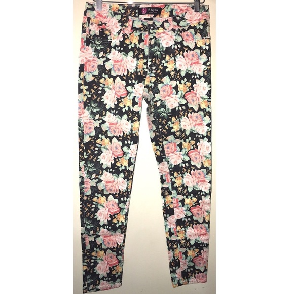 Shylo • Floral Denim Jeans (Stretchy) Pants🌺 - Picture 4 of 6